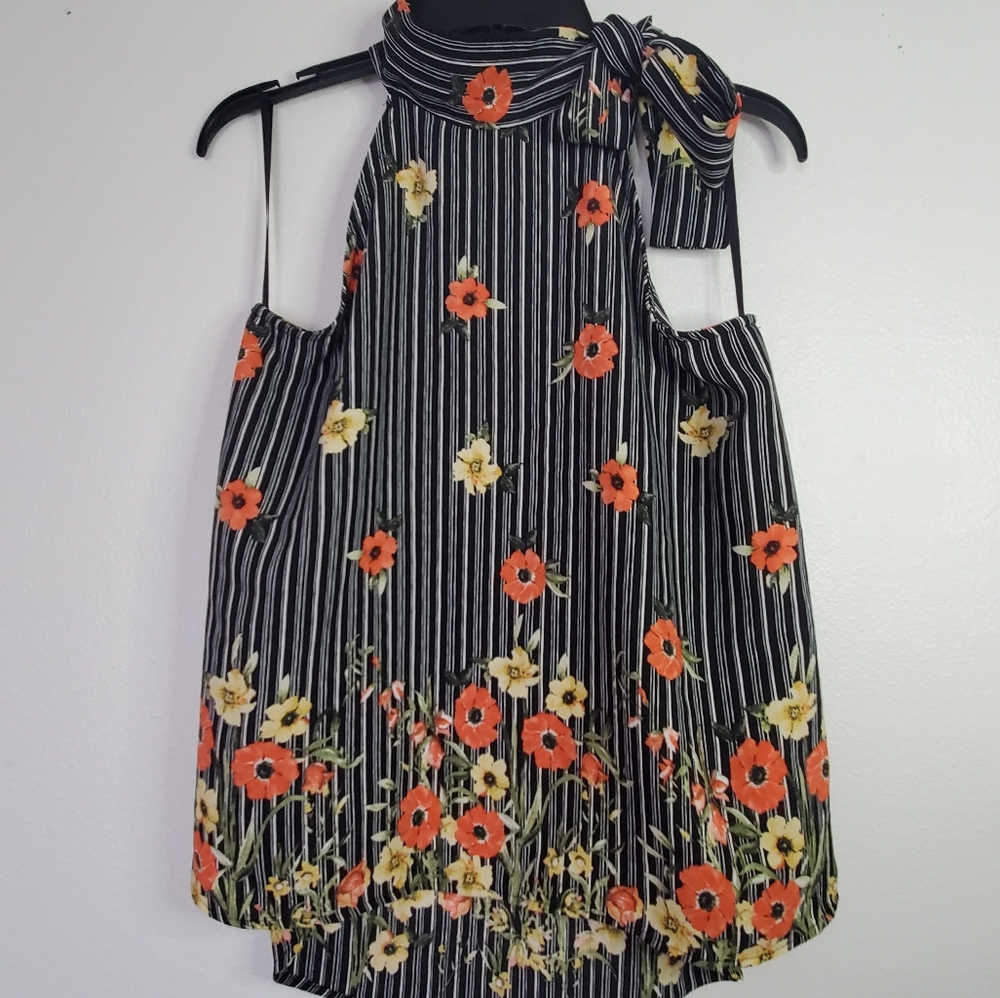 Sleeveless shirt that ties around your neck